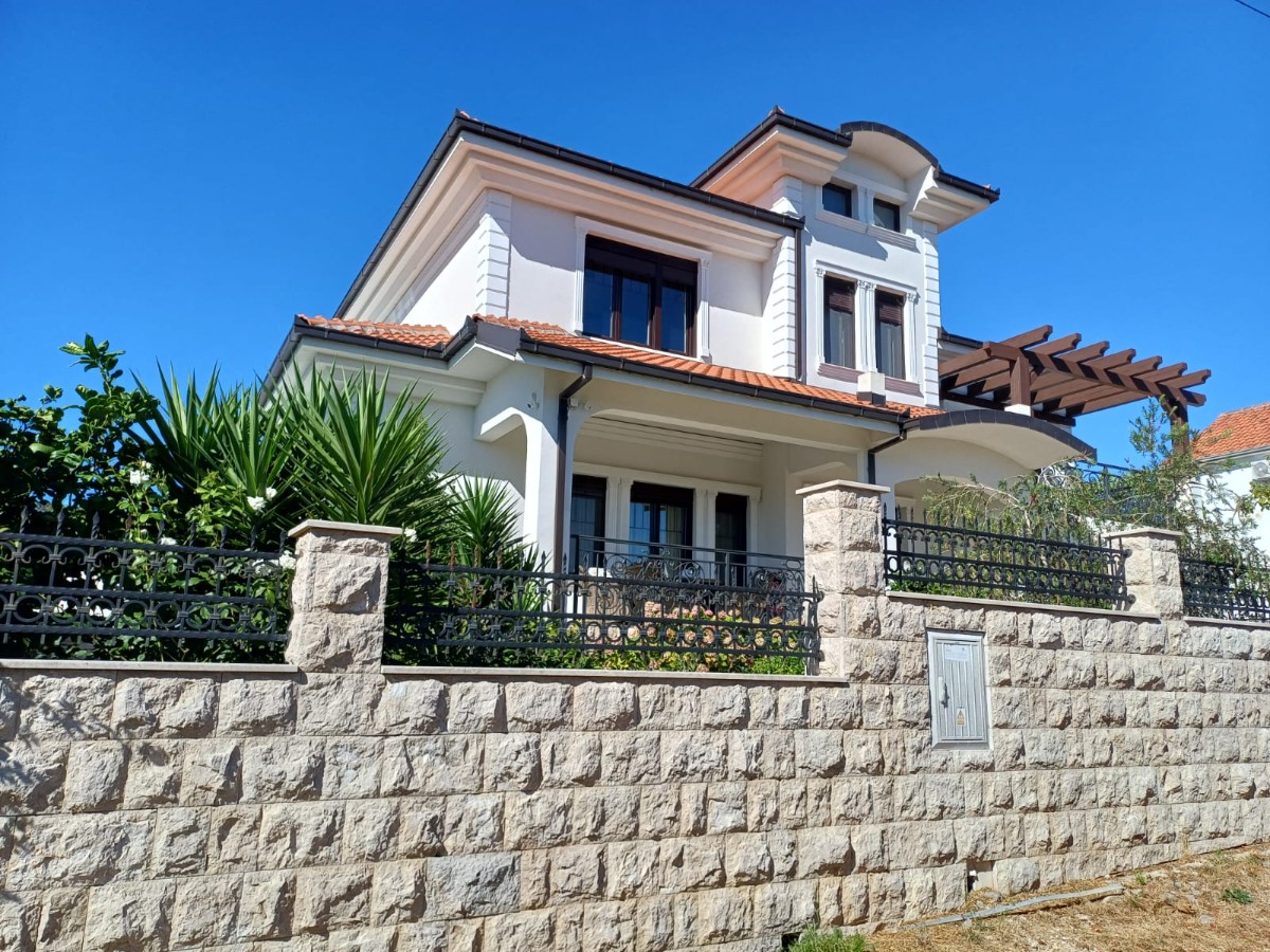 Luxury First-Line Villa with Private Pool by the Golf Course, Radovići, Luštica